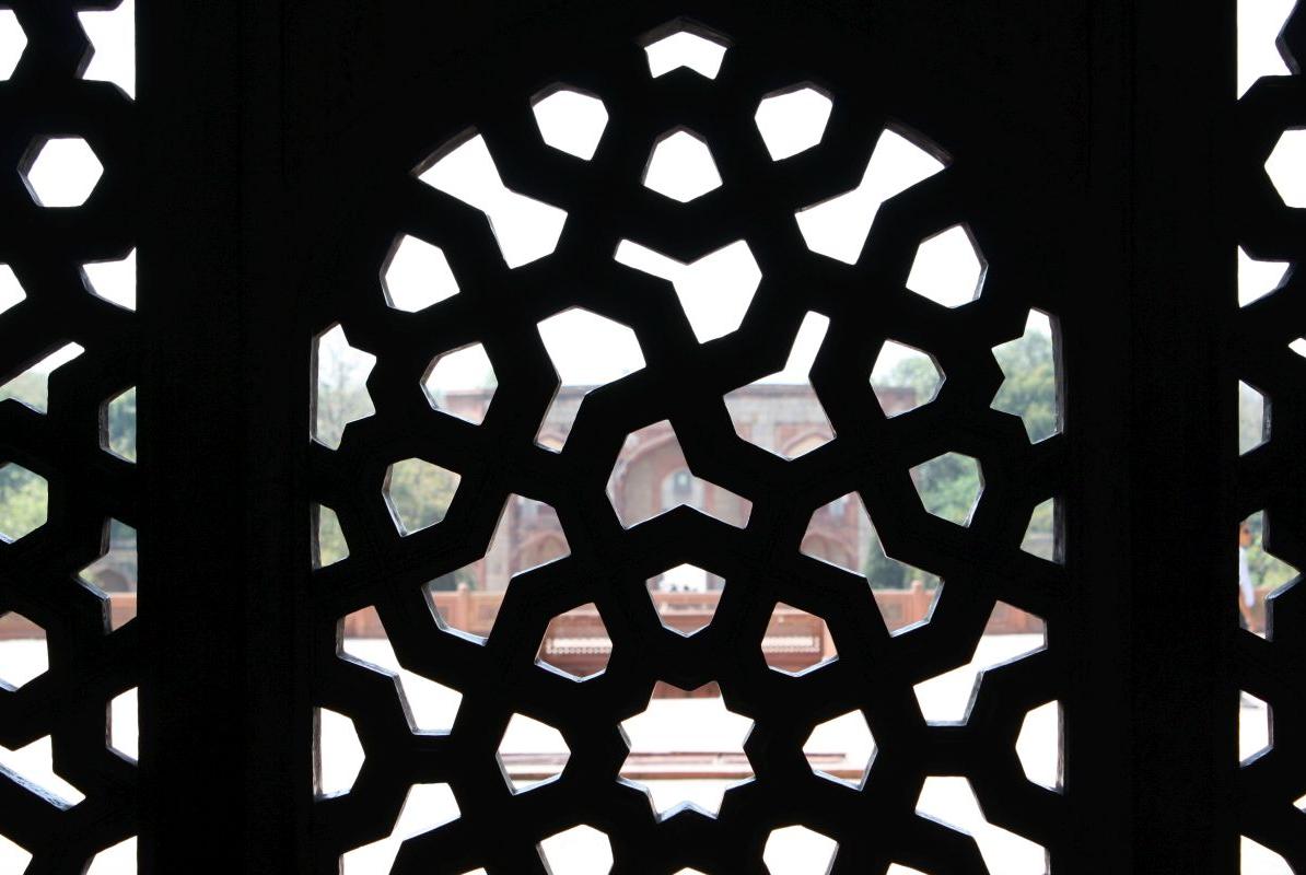 enlarge the image: openwork window with ornate decorations at Humayun's tomb, Delhi, India, 2013, photo: Ira Sarma