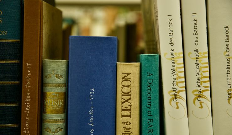 Bücherrücken in der Bibliothek, Foto: Felicitas Förster