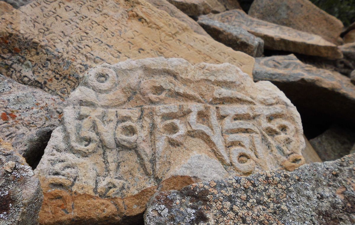 zur Vergrößerungsansicht des Bildes: Gebrochene Steine mit tibetischen Schriftzeichen auf einem Haufen, Foto von Prof. Jowita Kramer