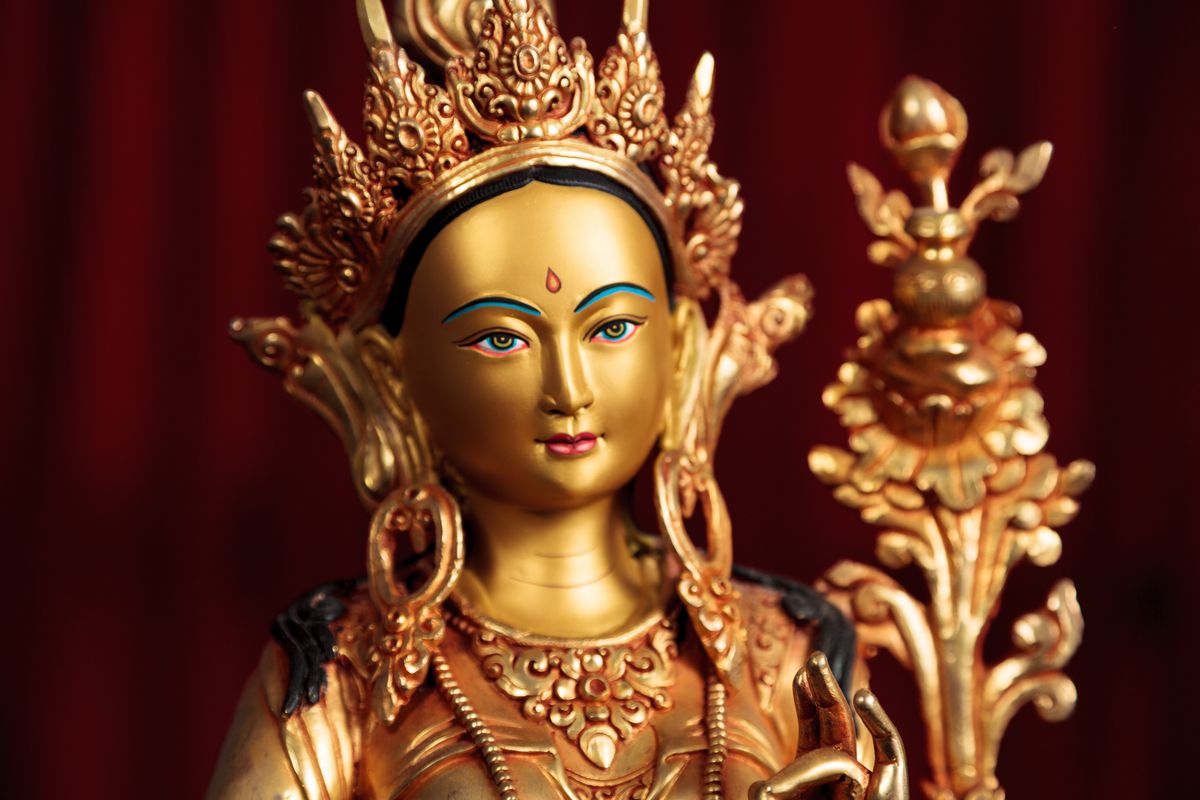 zur Vergrößerungsansicht des Bildes: Auf dem Farbfoto ist eine vergoldete Statue der Tara zu sehen, © Adobe Stock, Foto: Gary
