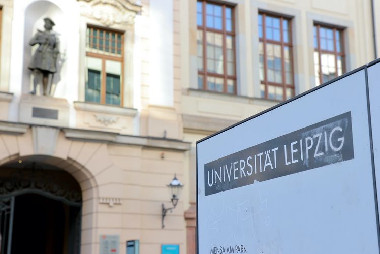 Schild der Universität Leipzig mit Blick auf das Institut für Musikwissenschaft, Foto: Felicitas Förster