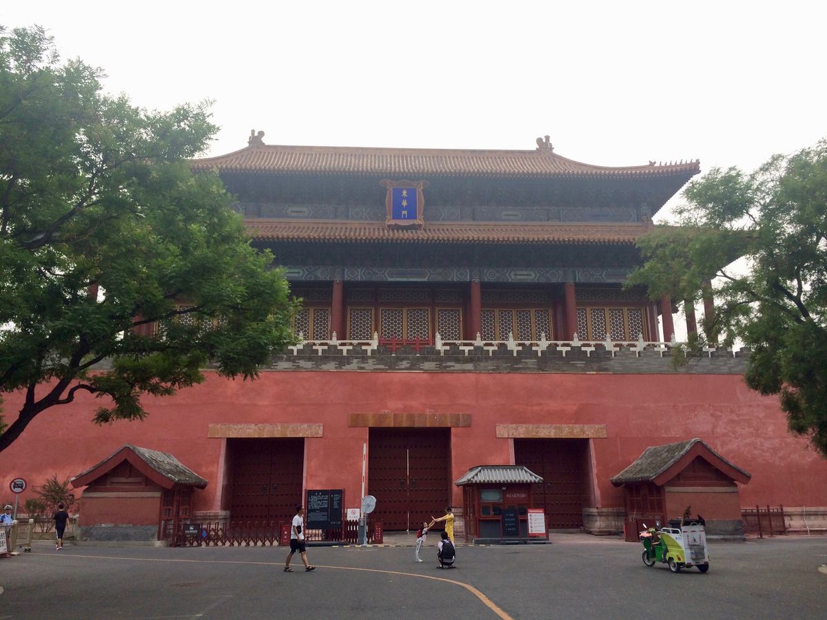 enlarge the image: Gebäude hinter dem Kaiserpalast in Beijing, Foto: Merle Schatz