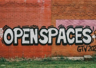 Graffiti Tag auf einer Ziegelwand, geschrieben OPEN SPACES - GTW 2024