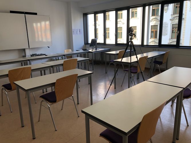 Seminarraum ist ausgestattet mit Sitzplätzen in ausreichendem Abstand und Technik für die hybride Lehre.