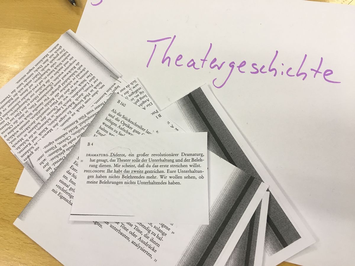 zur Vergrößerungsansicht des Bildes: Zettel mit Textfragmenten aus Brechts "Messingkauf", überschrieben mit "Theatergeschichte"