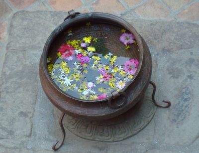 Water jug with flowers, photo: Katrin Querl