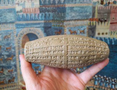  Tonzylinder mit einer Inschrift des Königs Nebukadnezar