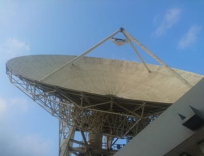 Eine große Satellitenschüssel in Accra, Ghana, die zu einem AVN Teleskop umgebaut wurde und Teil des 'Square Kilometer Array' Projekts ist.