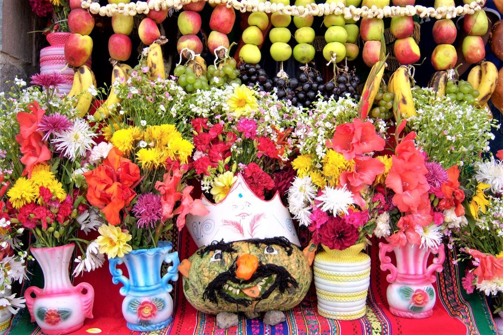 zur Vergrößerungsansicht des Bildes: Bunte Blumen und Obst auf einem Tisch