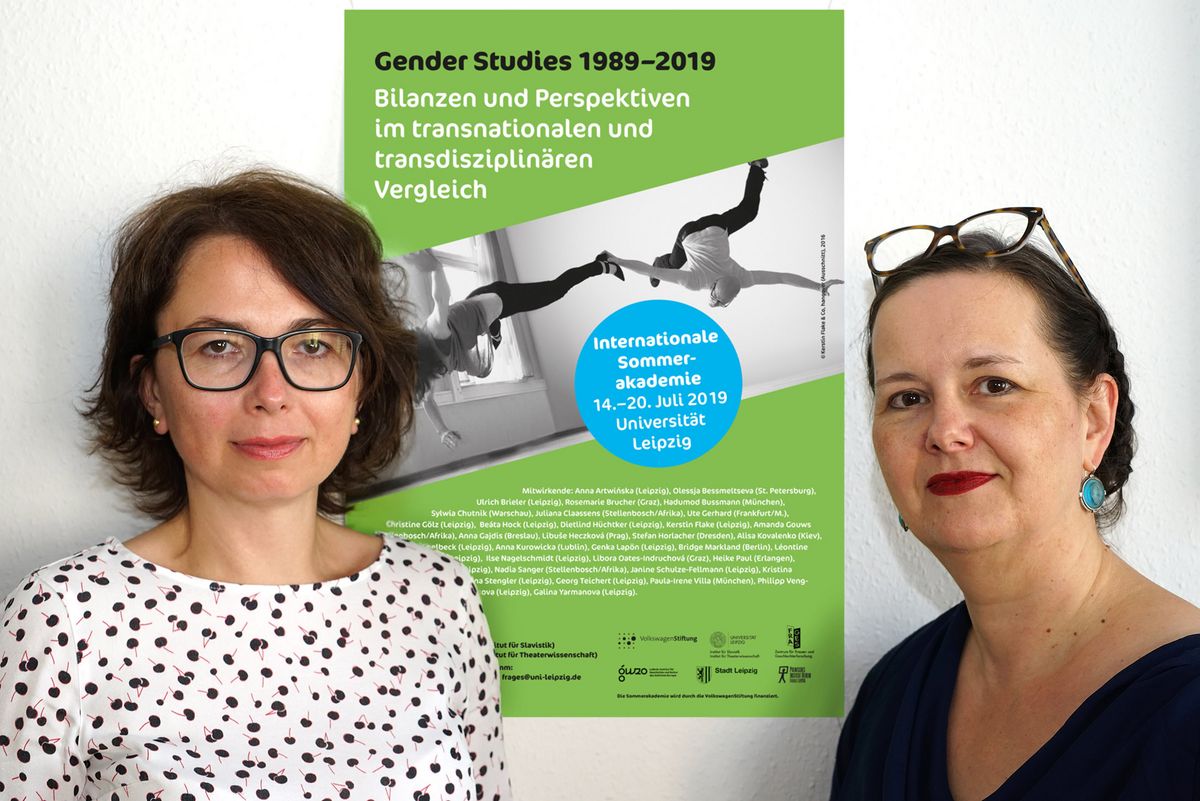 zur Vergrößerungsansicht des Bildes: JProf. Dr. Anna Artwinska und Dr. Janine Schulze-Fellmann vor dem Plakat zur Sommerakademie "Gender Studies 1989-2019"