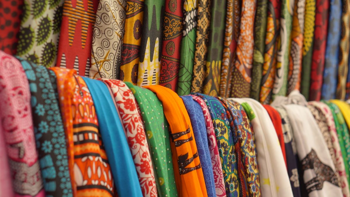 zur Vergrößerungsansicht des Bildes: Bunte Tansanische Stoffe die in Sansibar Town ausgestellt und verkauft werden.