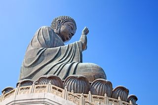 Gigantische Steinstatue eines chinesischen Buddhas mit erhobener Hand